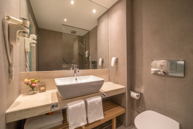 SUPERIOR ROOM GARDEN VIEW BATHROOM